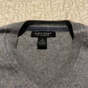 Banana Republic Men’s Gray Cotton-Cashmere V-Neck Sweater